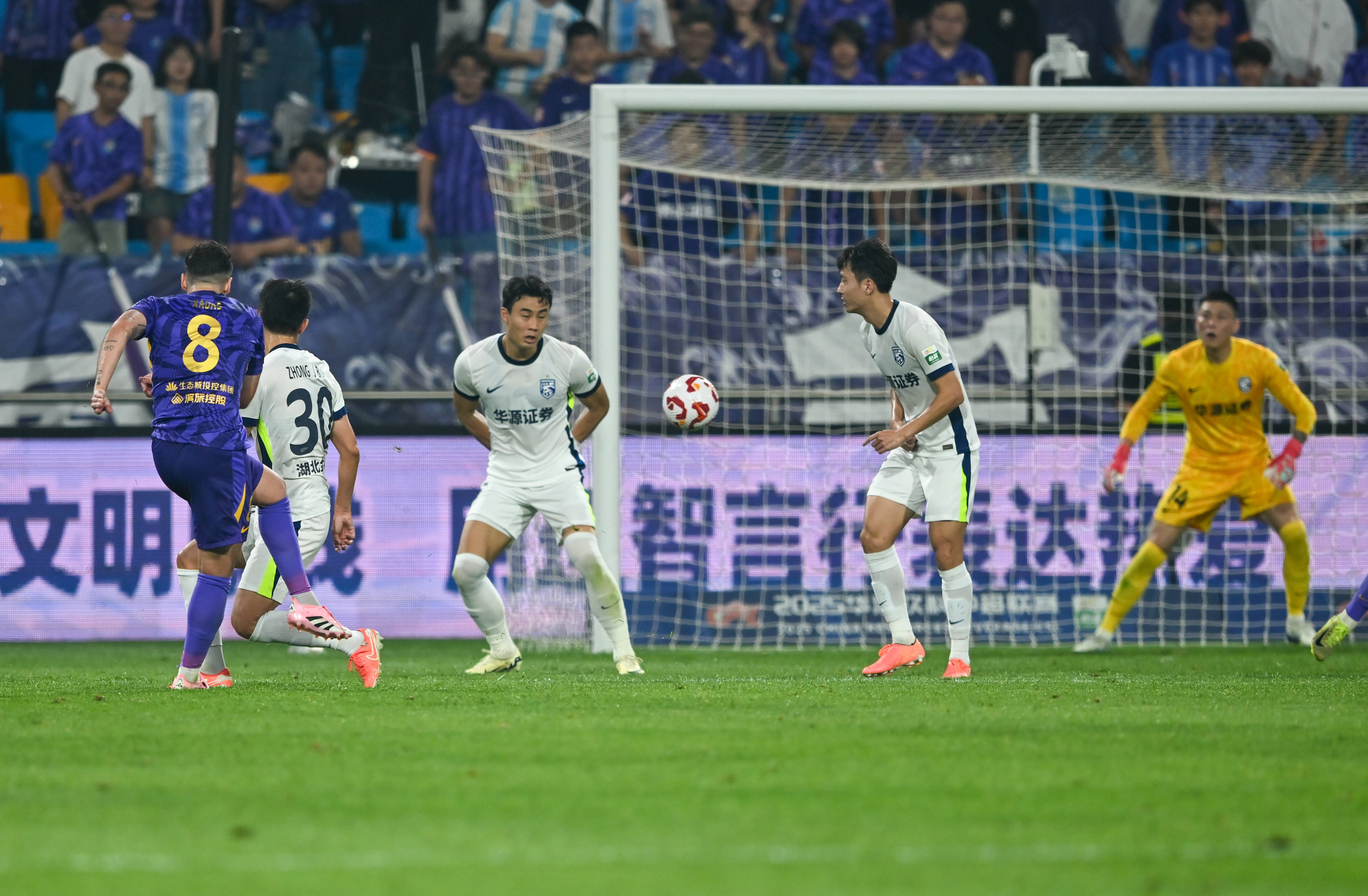 武汉三镇迎中超关键赛，转会期止住颓势，球迷炸锅，身体对抗强度拉满的简单介绍